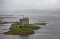Paysage typique des Highlands: ruines inquiétantes au bord d'un loch,
brume, côtes découpées. ecosse,highlands 