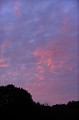 Avant de se lever, le soleil éclaire le dessous des nuages à Belcastel. dordogne,aurore,belcastel 