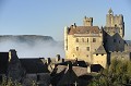 Château de Beynac avec la brume qui monte de la vallée. dordogne,beynac,brume 