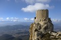 Le donjon du château de Quéribus domine la vallée. aude,donjon,chateaux cathares,queribus,cucugnan 