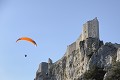 Un parapente profite des courants ascendants le long de la falaise que domine le château de Peyrepertuse. aude,chateaux cathares,peyrepertuse,cucugnan,parapente 
