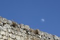 La lune apparaît au dessus des murailles du château de Montségur. midi-pyrenees,ariege,chateaux cathares,montsegur,lune 